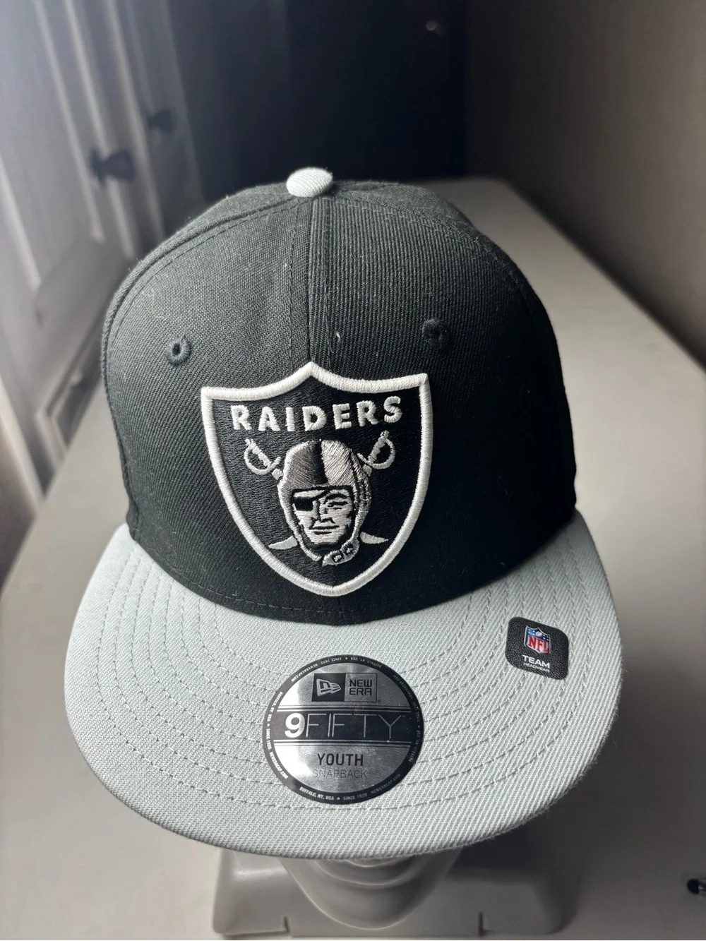 Youth New Era Las Vegas Raiders snapback cap in black & gray with white Raiders